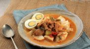 Gambar Ketupat Sayur Padang: Ketupat Sayur Padang lezat dengan irisan lontong, sayuran, dan kuah rempah.